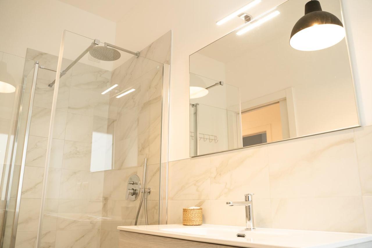 Piazza XX Settembre - Feel The Centre Apartment Lecco Exterior foto